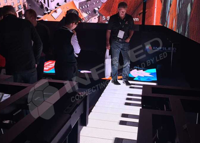 Visitors are visiting products brought by INFiLED at America LDI 2015