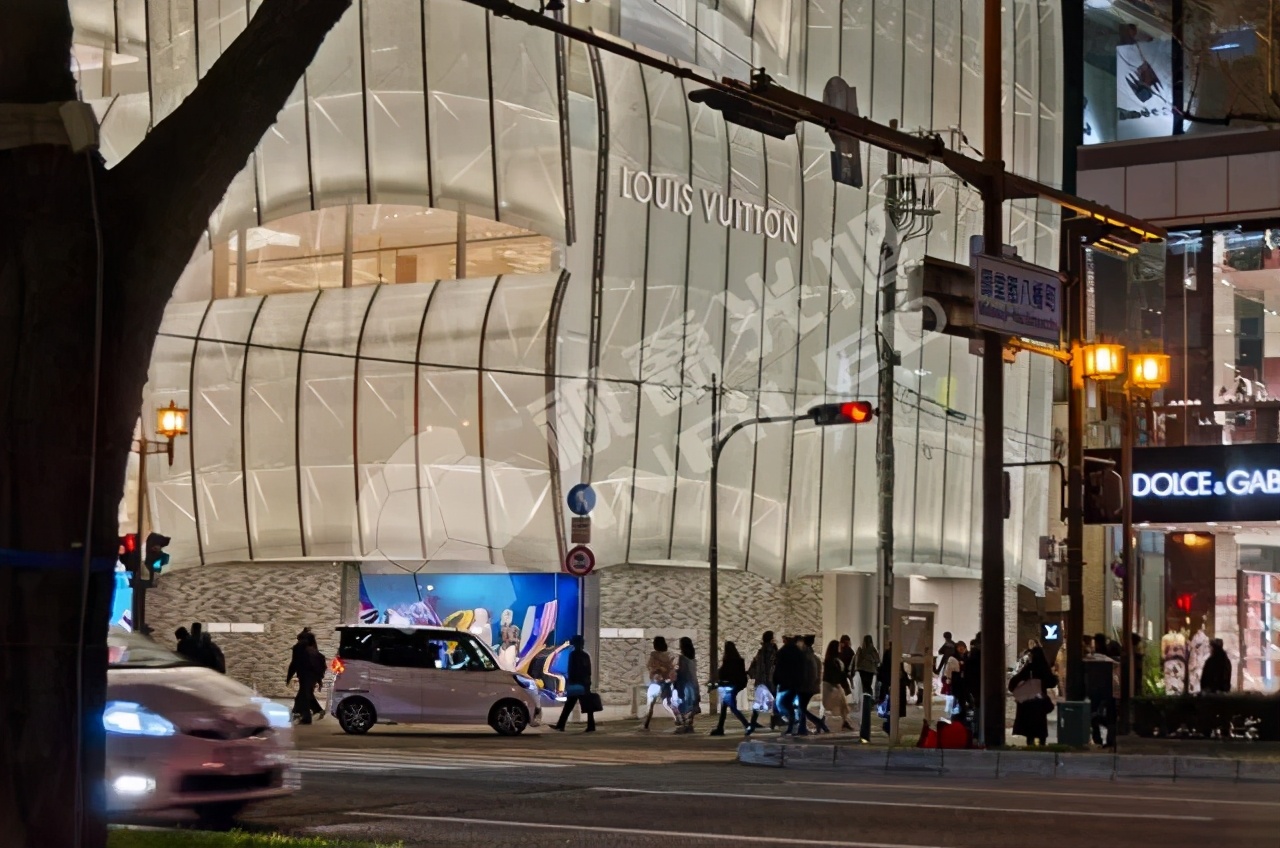 视爵光旭LED显示屏装饰日本大阪Louis Vuitton旗舰店