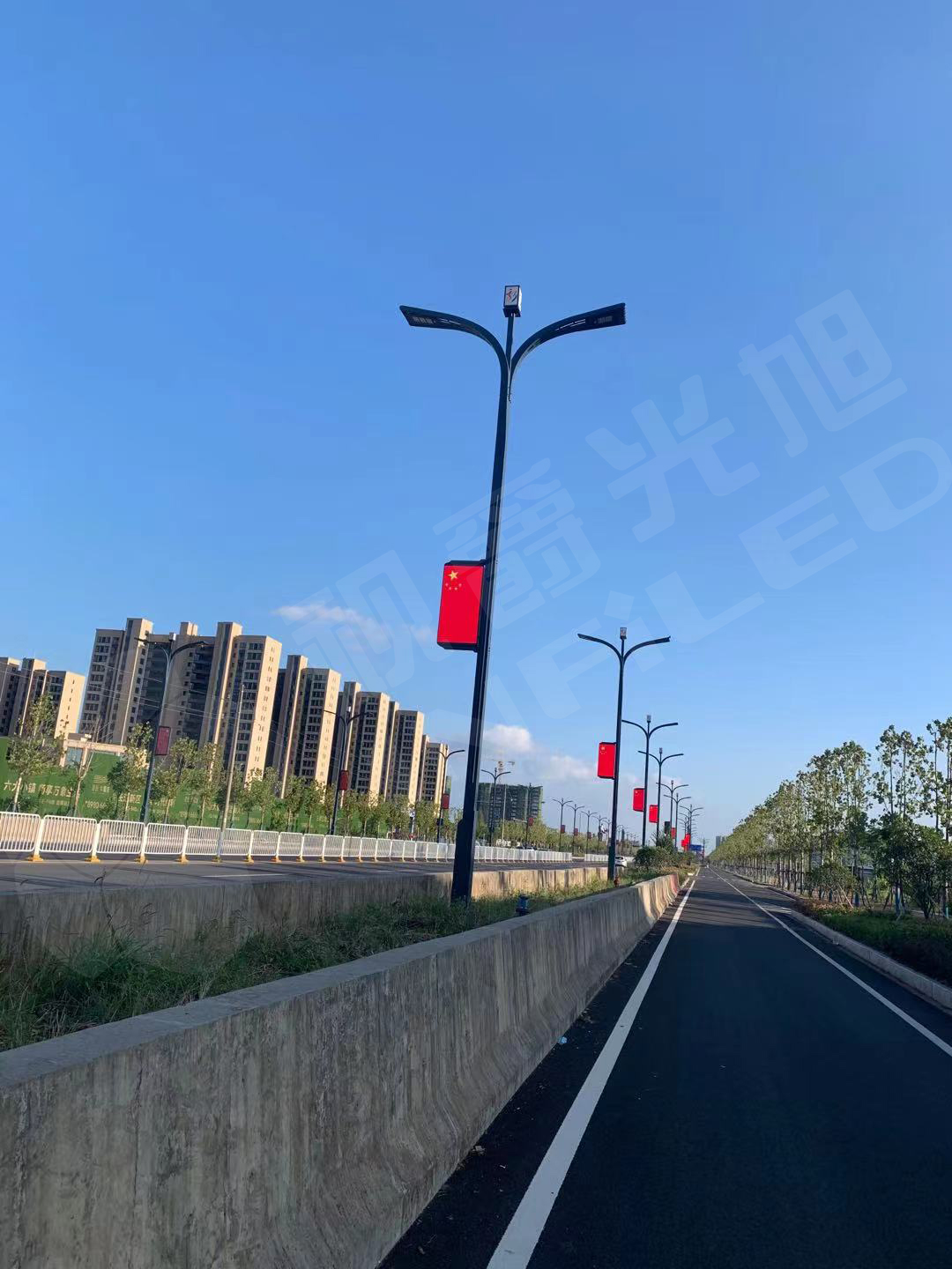 视爵光旭领航系列LED智慧灯杆屏在湖北武汉阳大路成功点亮