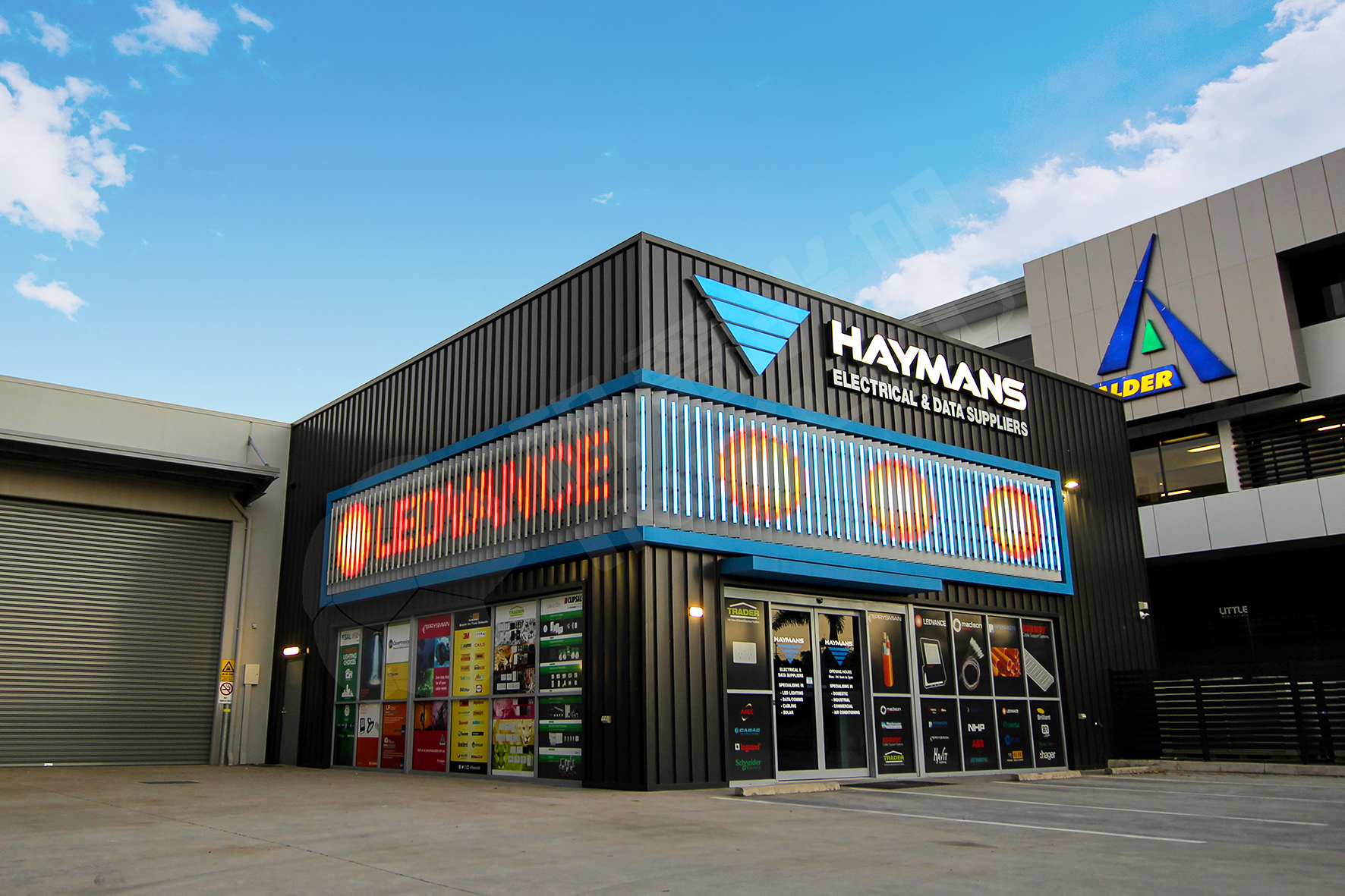 视爵光旭为澳大利亚的海曼电子公司线下实体商店安装LED条形屏