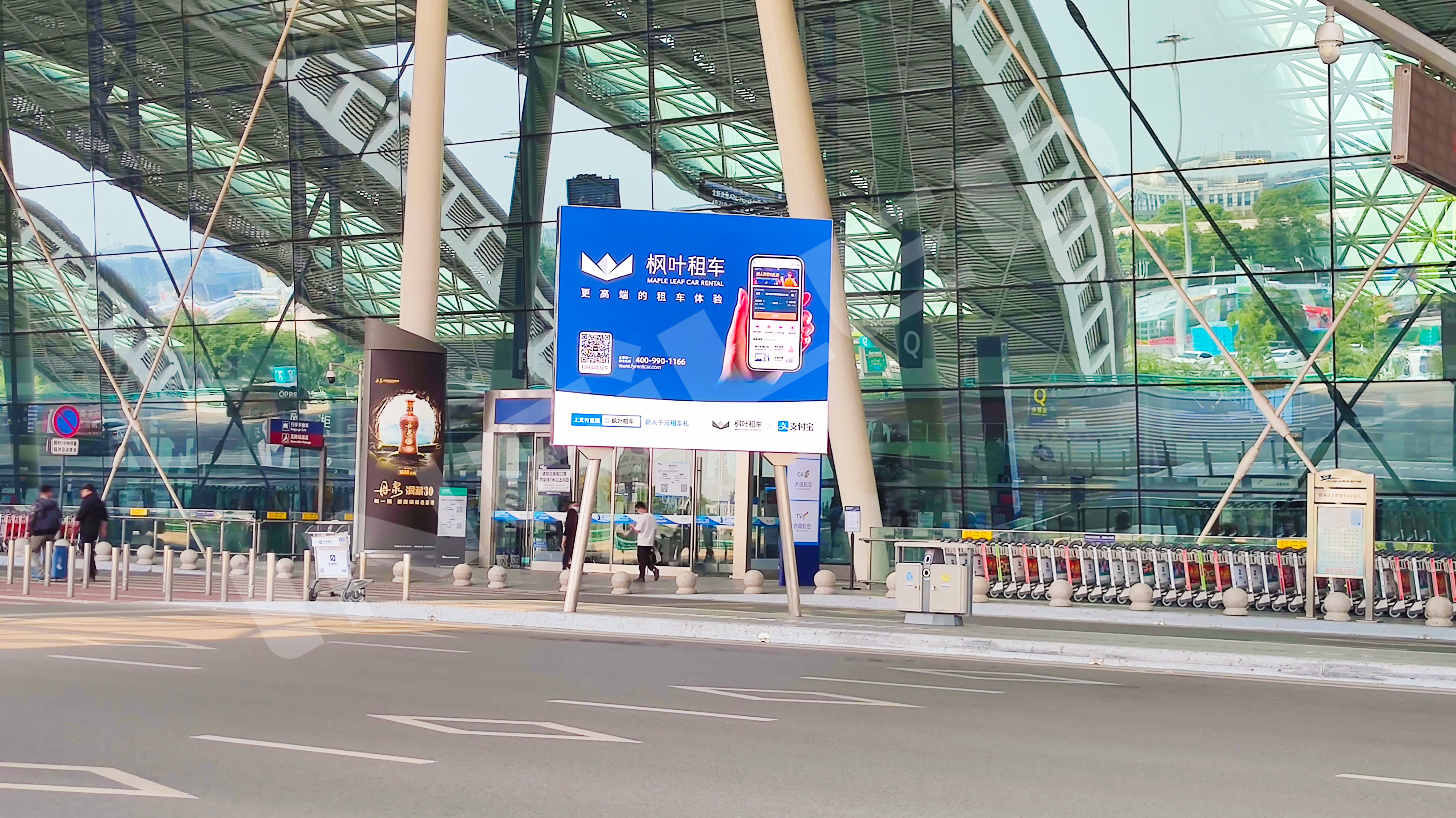 成都天府国际机场T2航站楼外车道旁竖立了四块全新的直立式LED广告牌