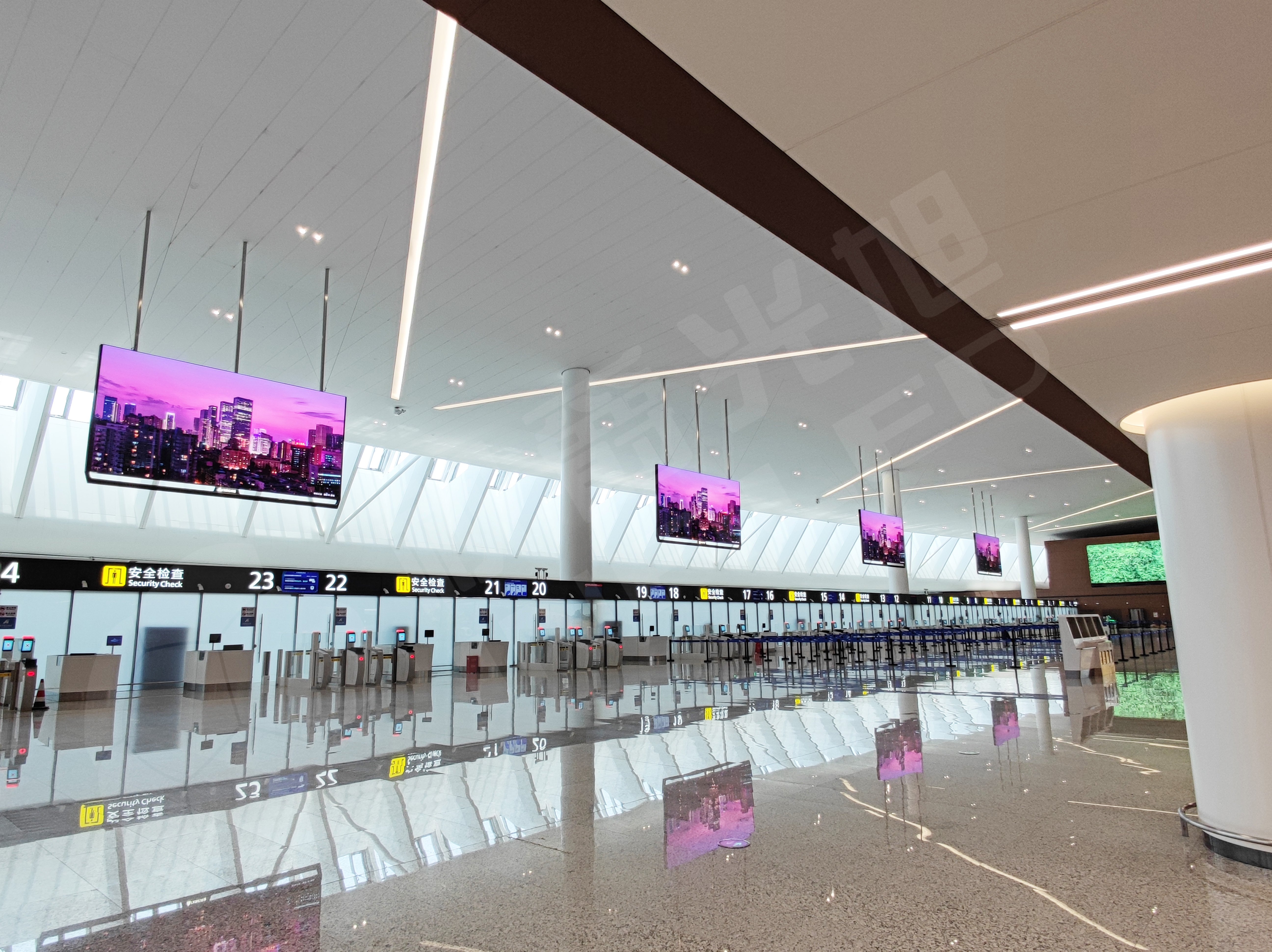 视爵光旭以天府机场切实需求为出发点，采用领秀系列搭建T2航站楼出发大厅超高清LED吊装屏