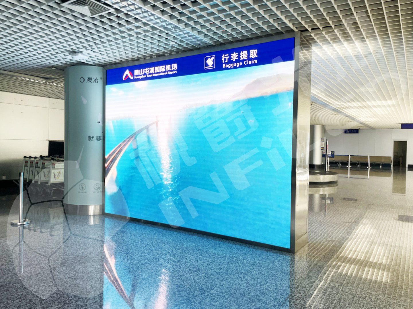 视爵光旭为安徽黄山屯溪机场打造机场行李提取处一块LED双面显示屏