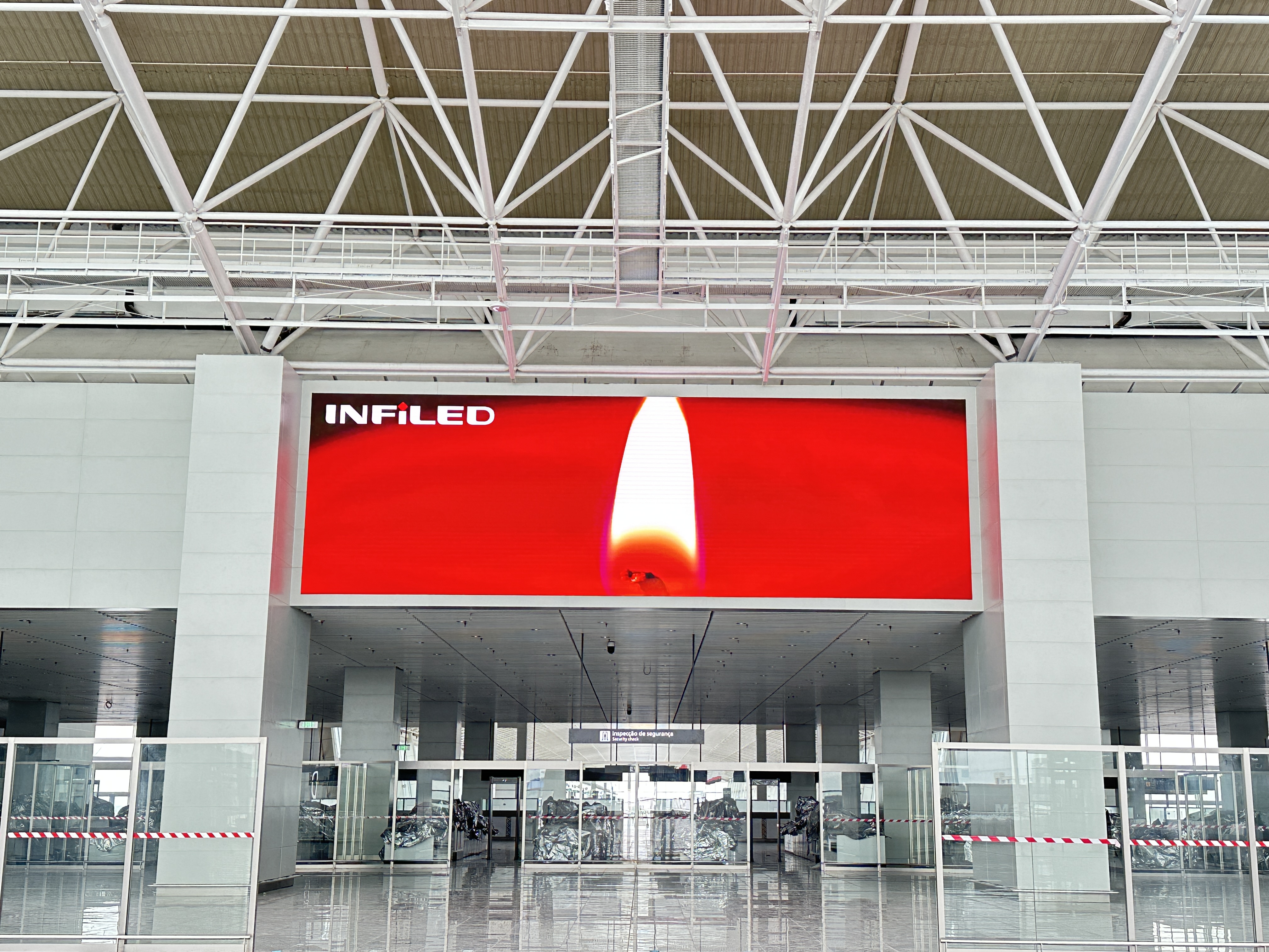 视爵光旭安哥拉内图博士国际机场LED显示屏项目国际、国内安检口上方的LED显示屏