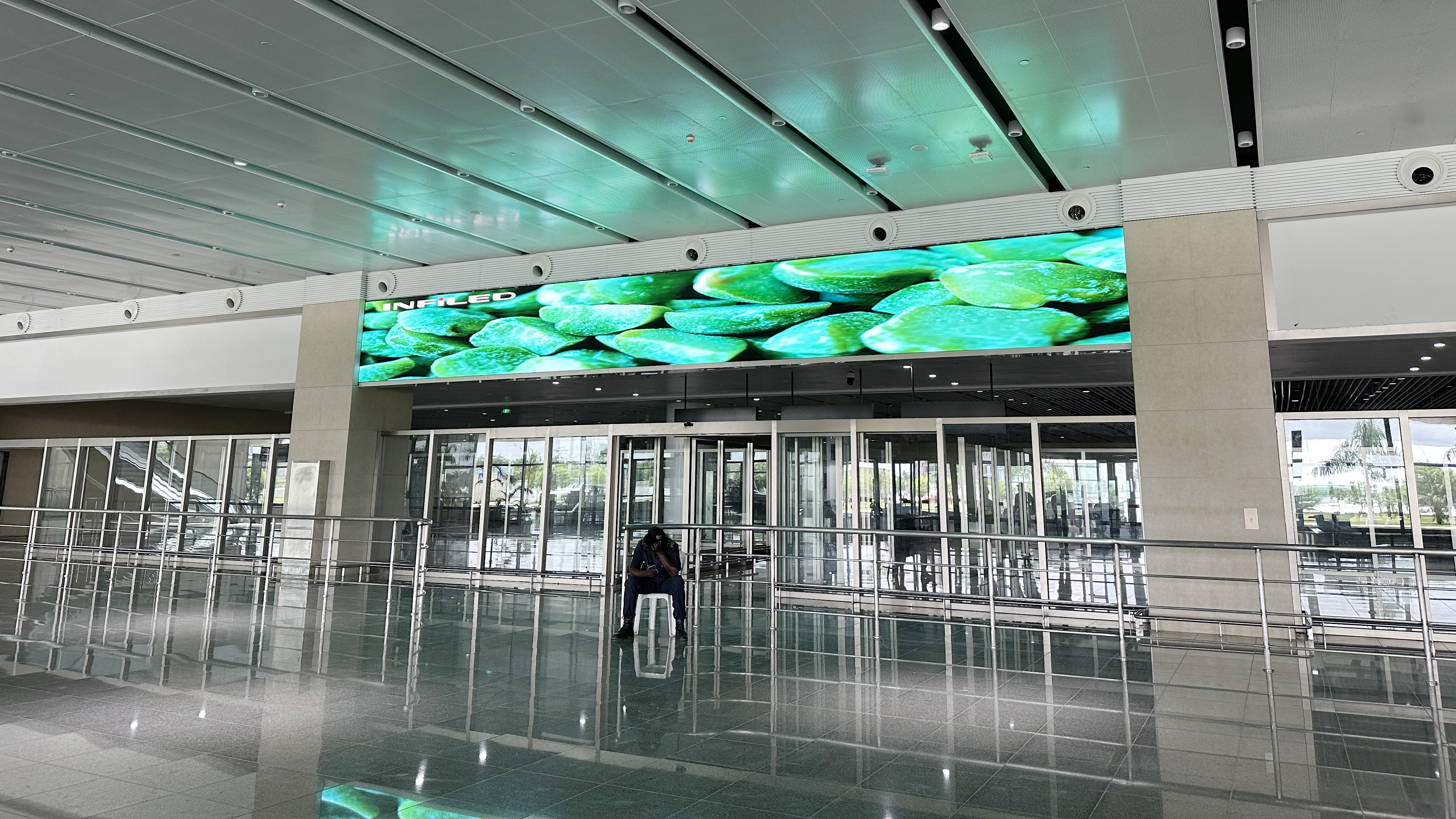 视爵光旭安哥拉内图博士国际机场LED显示屏项目国际抵达的LED显示屏